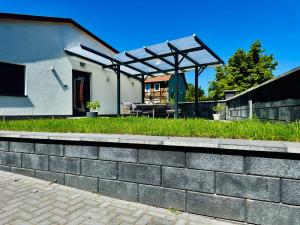 a house with a patio with a roof at Ferienwohnung Rätzlingen in Rätzlingen