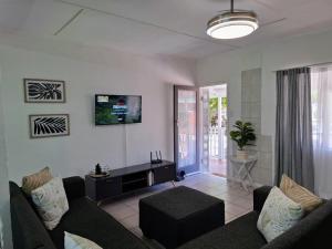 a living room with a couch and a tv at 117 De Hollandsche Molen in Hou Moed