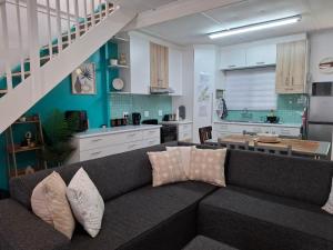 a living room with a couch and a kitchen at 117 De Hollandsche Molen in Hou Moed