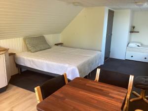 a small room with a bed and a table at Enghaven Bed & Kitchen in Ansager