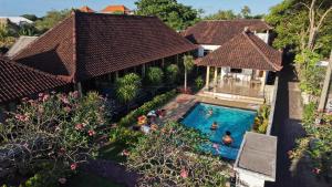 an overhead view of a swimming pool in a house at Jepun Bali Bungalow in Nusa Lembongan