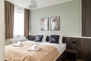a bedroom with two beds with towels on them at Limehome Bremerhaven Kantstraße in Bremerhaven