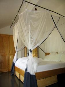 1 dormitorio con 2 camas con mosquiteras en Precious Guesthouse en Entebbe