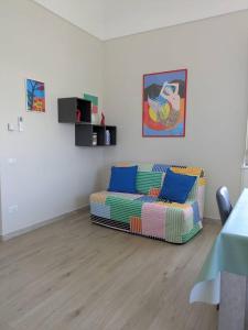 a living room with a couch and a painting on the wall at Villa Carbonilla in Torre del Greco