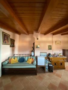 a living room with a couch and a table at B&B LA ROSA in Salerno