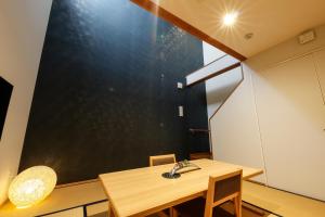 ein Esszimmer mit Tisch und Spüle in der Unterkunft Shushu in Asago