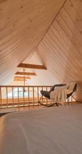 a room with a bed in a wooden ceiling at Meremaa Ateljee in Salinõmme