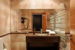 a bathroom with a sink and a shower at Made Inn Entroncamento in Entroncamento +42 photos