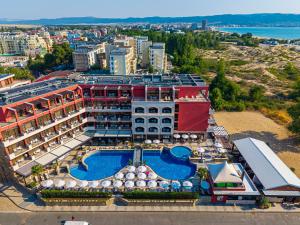 Luftaufnahme eines Hotels mit Swimmingpool in der Unterkunft Hotel NOBEL Ultra All Inclusive - FREE Beach Access in Sonnenstrand