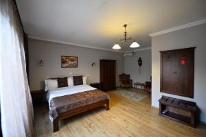 Un pat sau paturi într-o cameră la Pensiunea Antique