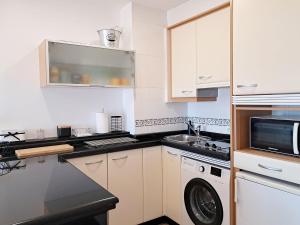 a kitchen with a sink and a microwave at Bella Vista in Portosin