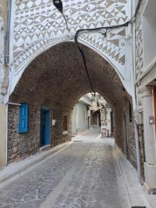 an alley with an archway in a building at Patasa holiday apartment in Pyrgi