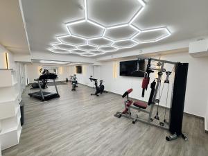 ein Fitnessstudio mit Laufbändern und Trainingsgeräten in einem Raum in der Unterkunft Hotel am Wald in Monheim
