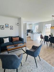 a living room with a couch and chairs and a table at Emils Heidehaus in Soltau