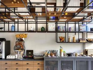 a kitchen with a counter and some shelves at Hôtel ibis Styles Clermont-Ferrand Gare in Clermont-Ferrand