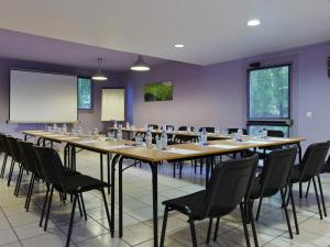 a large conference room with a long table and chairs at ibis budget Chilly-Mazarin Les Champarts in Chilly-Mazarin