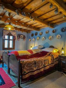a bedroom with a large bed in a room at Casa ISEHEIA in Sibiel