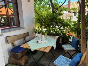a table and chairs sitting on a patio at Ferienwohnung Puschel in Salzhemmendorf