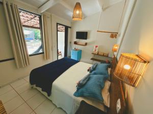 a bedroom with a bed and a window at Pousada Ilha do Frade in Fernando de Noronha