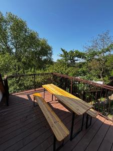a wooden bench sitting on top of a deck at Chalupa Renatka in Hartvíkovice