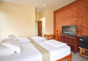 a hotel room with two beds and a flat screen tv at ทอขวัญ Thorfunstay in Ban Nam Phru +17 photos