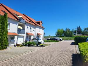 a row of houses with cars parked in a driveway at Ferienwohnung Erdmännchen in Erfurt