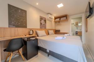 a room with a bed and a desk and a chalkboard at Ecobox in Santa Rosa