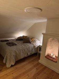 a bedroom with a bed with a white ceiling at Kanalhuset in Motala