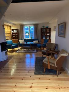 a living room with chairs and a couch at Kanalhuset in Motala