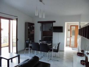 - un salon avec un canapé et une table dans l'établissement Casa vacanze Villa Lucheria Loceri, à Loceri