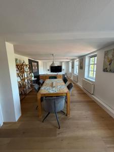 a dining room with a table and chairs in a room at Über der Brücke in Melsungen