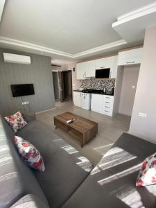 a living room with a couch and a table at Premium Life Apart in Kapuluören
