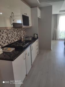a kitchen with a stove and a counter top at Premium Life Apart in Kapuluören