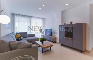 salon z kanapą i stołem w obiekcie Ático Capri w mieście Jávea