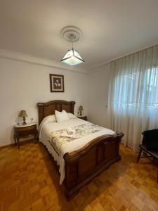 a bedroom with a large bed and a window at Casa Diego in Muñón Fondero
