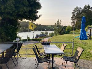 a table and chairs with a view of a lake at MODRA SOBÓTKA - Perła KASZUB in Ręboszewo