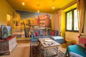 a living room with a couch and a painting on the wall at Magnifique domaine avec piscine in Montréal