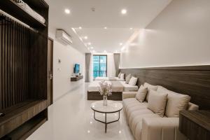 a living room with a couch and a table at Vui Hotel in Sầm Sơn