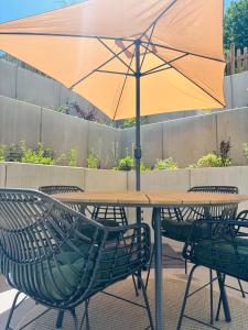 ein Tisch und Stühle mit einem Sonnenschirm auf einer Terrasse in der Unterkunft Casa Antonius in Lebach