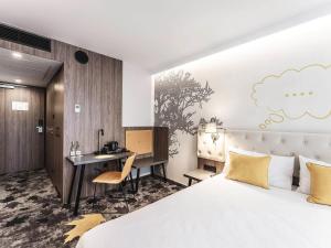 a hotel room with a bed and a desk at ibis Styles Lublin Stare Miasto in Lublin +161 photos