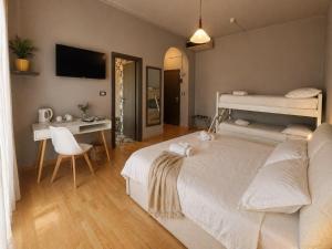 a bedroom with two bunk beds and a desk at Aia del vento in Cisternino