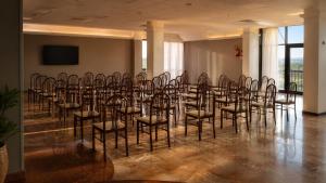 a room with a bunch of chairs in a room at Aia del vento in Cisternino