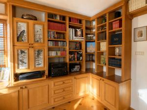 a library with wooden cabinets and bookshelves at Landhaus Sunnberg in Gersdorf
