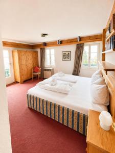 a bedroom with a large white bed in a room at Landhaus Sunnberg in Gersdorf