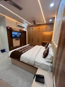 a bedroom with a large bed in a room at MorningInn in Prayagraj