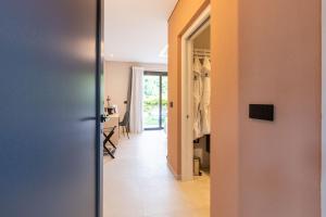 a hallway with a door leading to a dining room at La Collina delle Rondini in Boves