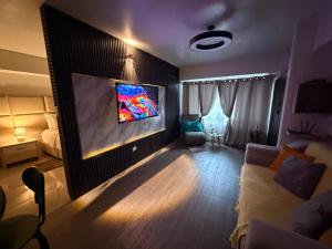 a living room with a large painting on the wall at DORADO Top Spot en el Rosal Agua Fibra y Seguridad 24 horas in Caracas