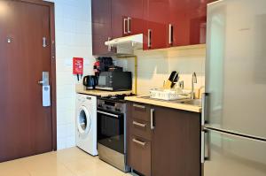 a kitchen with a washing machine and a washer at Barceló Residences Dubai Marina in Dubai