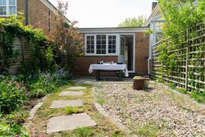 a garden with a table in the back of a house at Self-contained flat in Girton