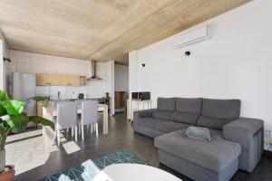a living room with a couch and a table at Colina do Sol 1 in Amoreira